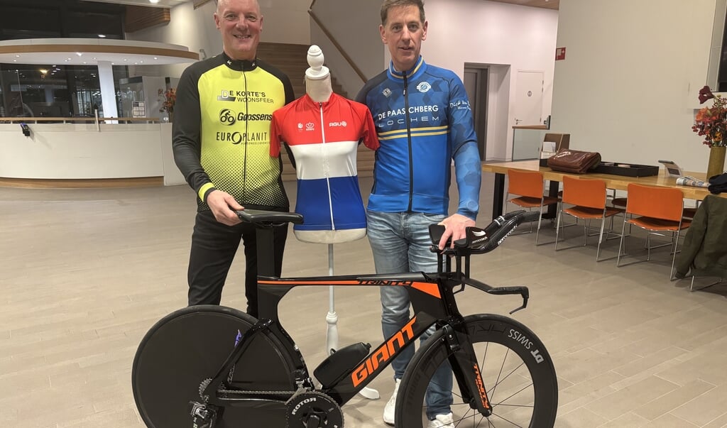 Henk Oudenampsen (in het geel), namens Wielergroep Laren en Joost Troost (in het blauw) namens LWC de Paaschberg te zien. Foto: PR