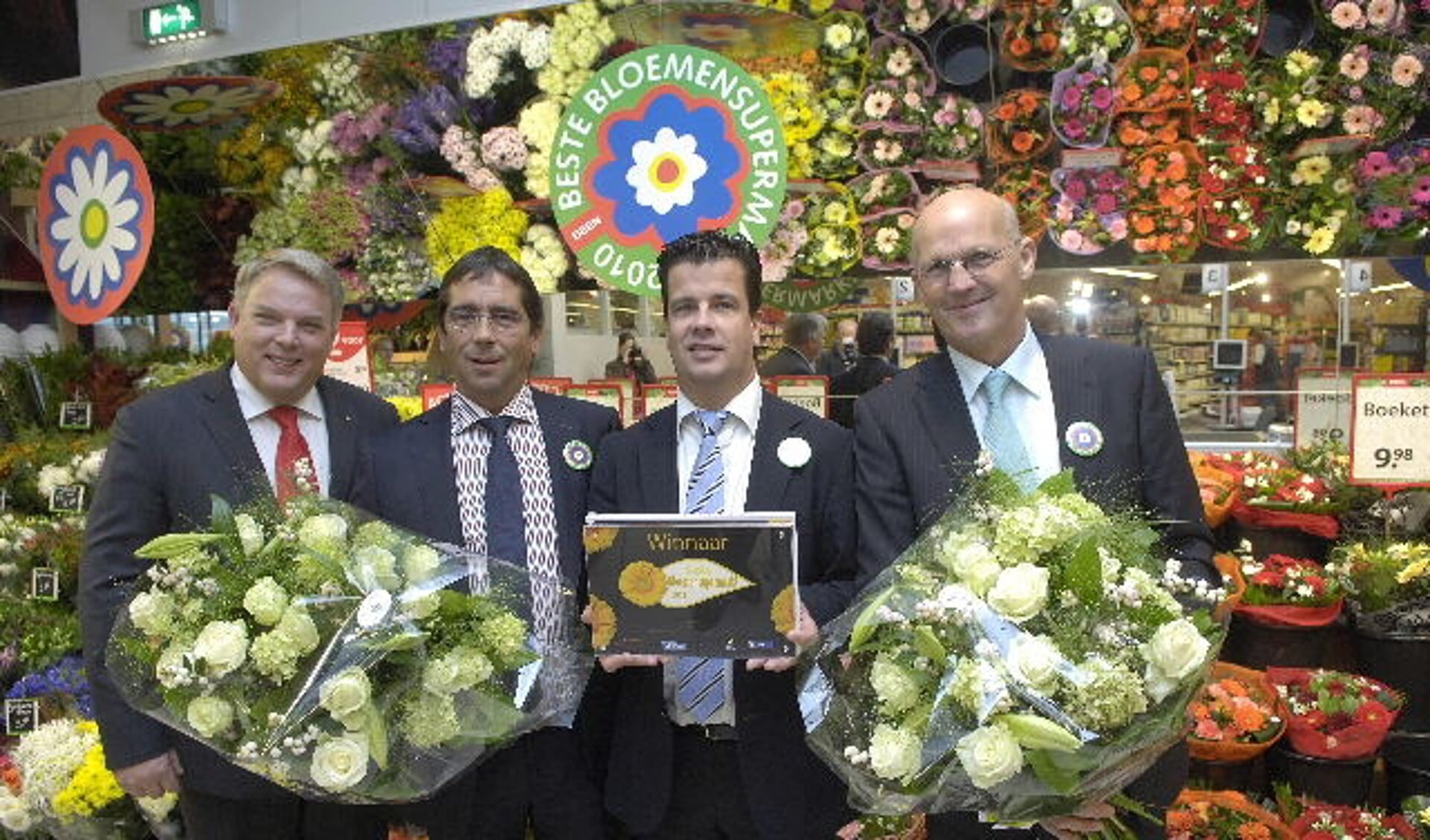 Vlnr: Rokus Hassefras (Stichting Bloemenbureau Holland), Henk Kessen (directeur supermarkten), Boudewijn Deen (directeur productiebedrijven) en Nico de Haan (categorymanager Bloemen en Planten).