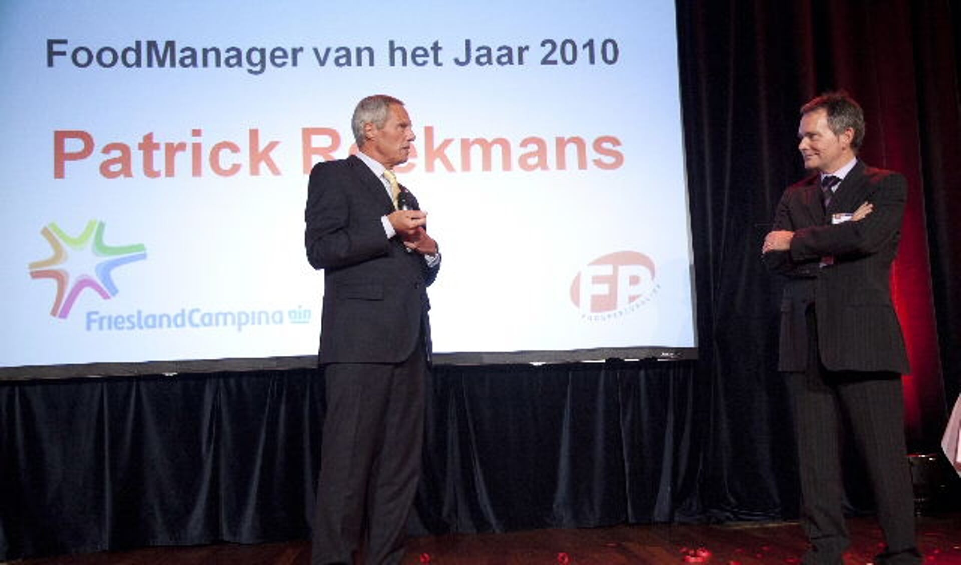 Jaap Lagerweij (links) spreekt de nieuwbakken FoodManager van het Jaar toe: Patrick Reekmans