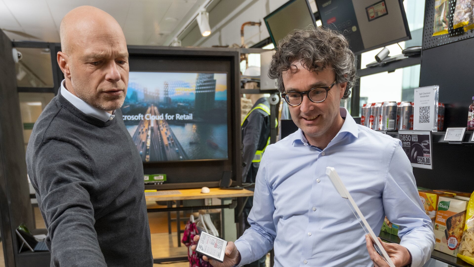 Bart Fischer (l.) en Eelco Hos, hier in een ‘lab’ van Microsoft, dat in dat lab allerlei technologische toepassingen voor winkels onderzoekt.