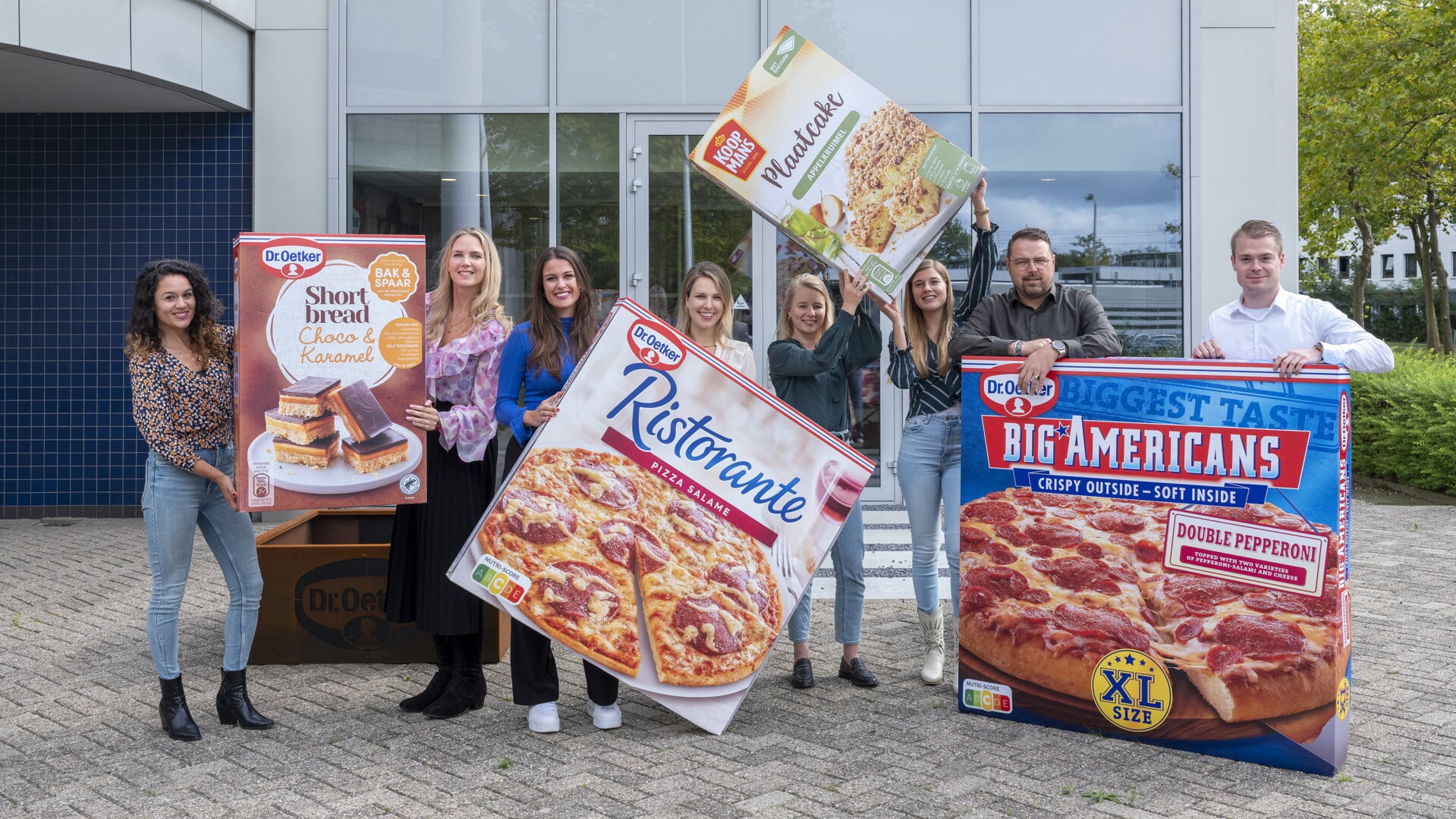 Het team van Dr. Oetker: v.l.n.r. Inge van Dijk (brand manager Dr. Oetker), Lisanne Beemer (senior trade marketeer Bakken), Julia Plasmeijer (brand manager Dr. Oetker), Kelly Bos (senior trade marketeer Pizza), Elize ter Balkt (trade marketing manager), Dianthe Veenendaal (brand manager Koopmans), Casper Karenbeld (executive head of sales) en Tobie Florie (accountmanager).