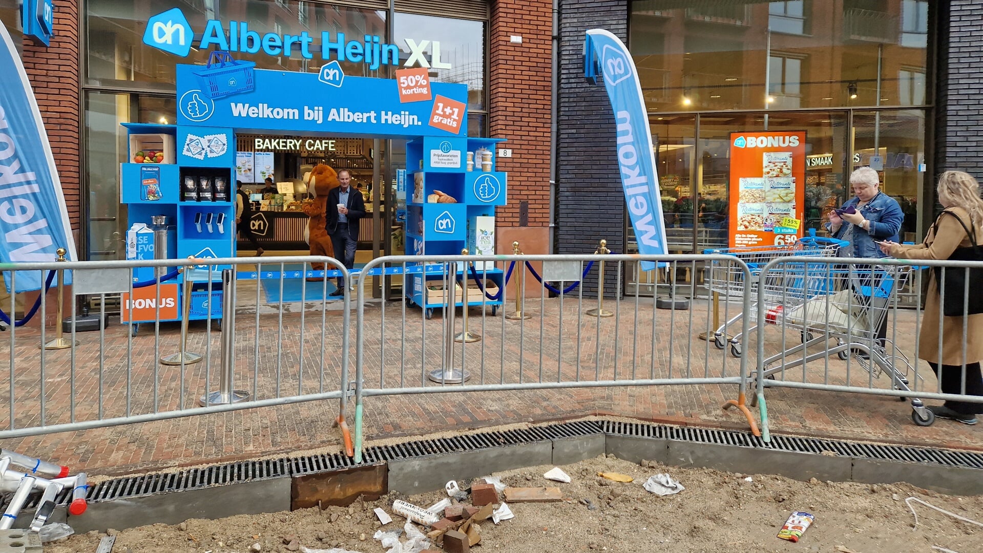 Hans Geveling bij zijn Albert Heijn XL op de openingsdag. (Foto: FoodPersonality)