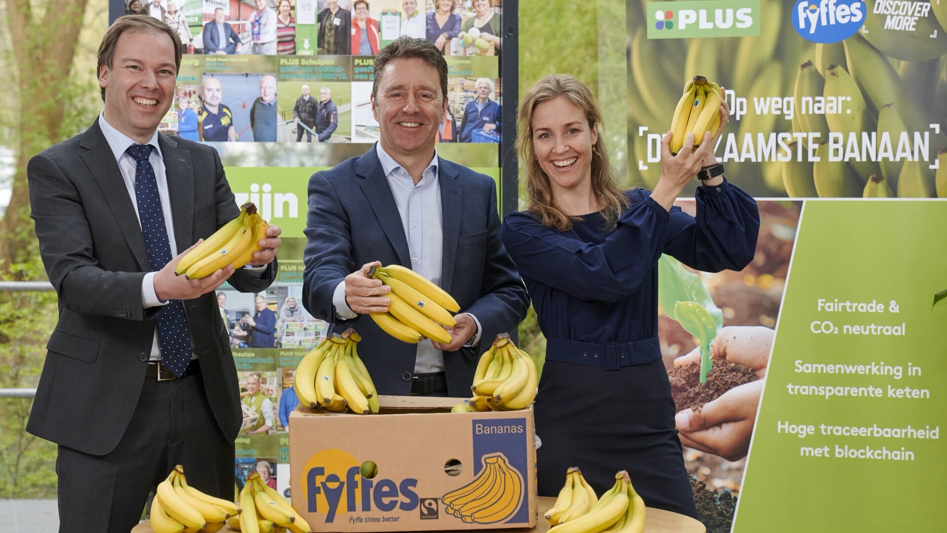 We zien hier (v.l.n.r). Joris Schonk, commercieel directeur van bananenleverancier Fyffes, Eric Leebeek, commercieel directeur Plus, en Leontien Hasselman-Plugge, (destijds) ceo van technologiebedrijf, SIM, opgegaan in het bedrijf ImpactBuying. De drie partijen maakten in 2019 de komst van de ‘duurzaamste banaan’ bekend. Plus verkocht sinds 2010 al als enige supermarkt in Nederland alleen Fairtrade-gecertificeerde bananen. Sinds 2019 zijn deze bananen ook klimaatneutraal en volledig traceerbaar, middels een blockchaintechnologie; via een QR-code op de banaan zien consumenten welke route de bananen afleggen van plantage tot winkelmandje. Questionmark roemt de inspanningen van Plus op Fairtrade-gebied, alleen is het Fairtrade-keurmerk geen Topkeurmerk op het vlak van klimaat en natuur. Deze inspanningen zijn daarom in het onderzoek niet meegenomen.