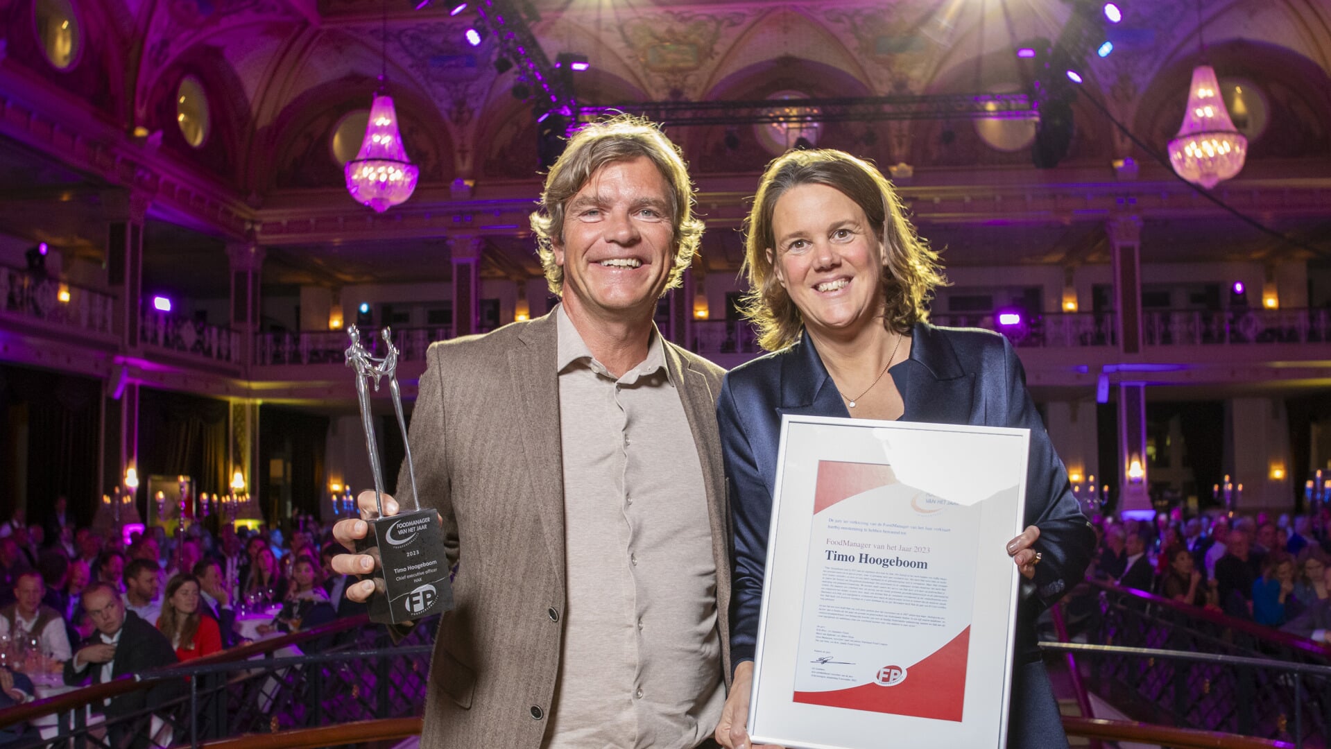 Timo Hoogeboom (ex-ceo Hak) heeft hier zojuist uit handen van Marit van Egmond (ceo Albert Heijn) de award en oorkonde behorend bij de titel Foodmanager van het Jaar ontvangen.
