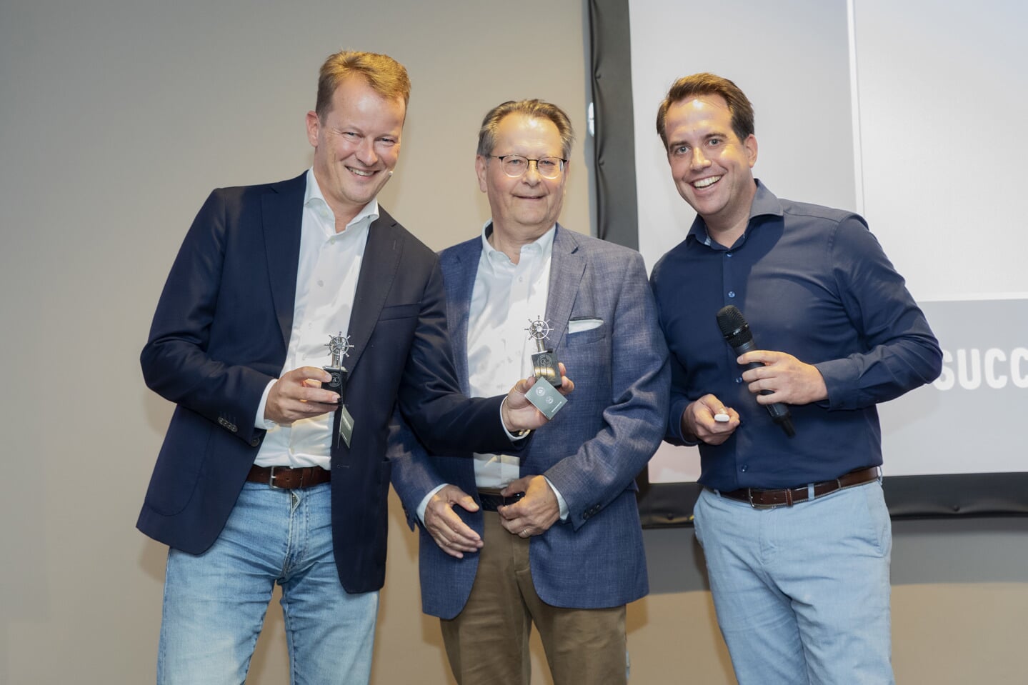 Country director Erik Prinsen (links) ontvangt tijdens hetzelfde event uit handen van Robin Kramp (midden) van FoodPersonality de twee awards behorend bij de titel Captain of the Category. Rechts ernaast: Bas Kuijs.