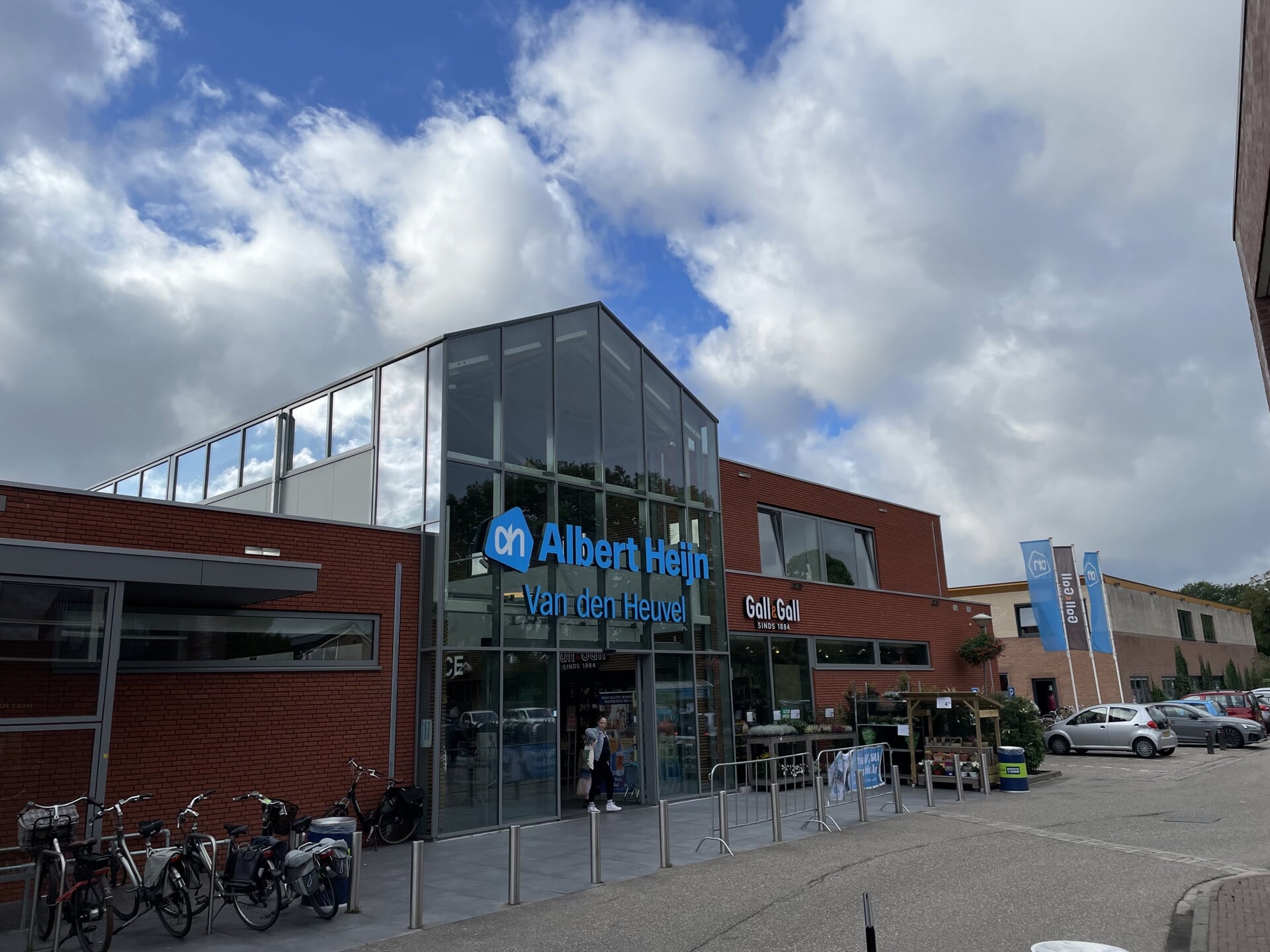 Albert Heijn in Ugchelen (Pedro van den Heuvel)Winkelvloeroppervlak: 1.400 m²Directe concurrent: DekaMarktPrimair marktgebied 6.500 inwoners
