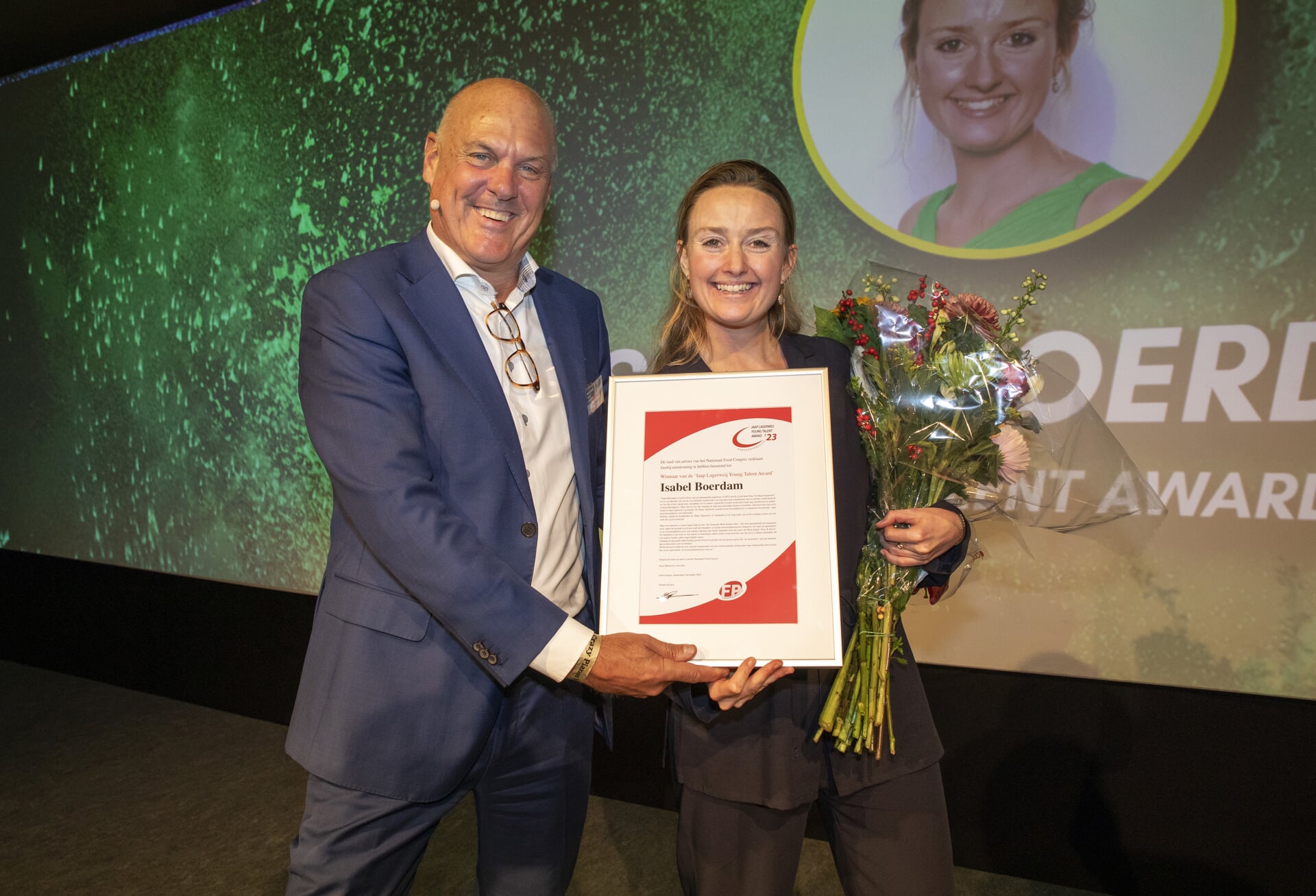 Joost Manassen, voorzitter van het Nationaal Food Congres, overhandigt de oorkonde van de eerste Jaap Lagerweij Young Talent Award aan Isabel Boerdam.