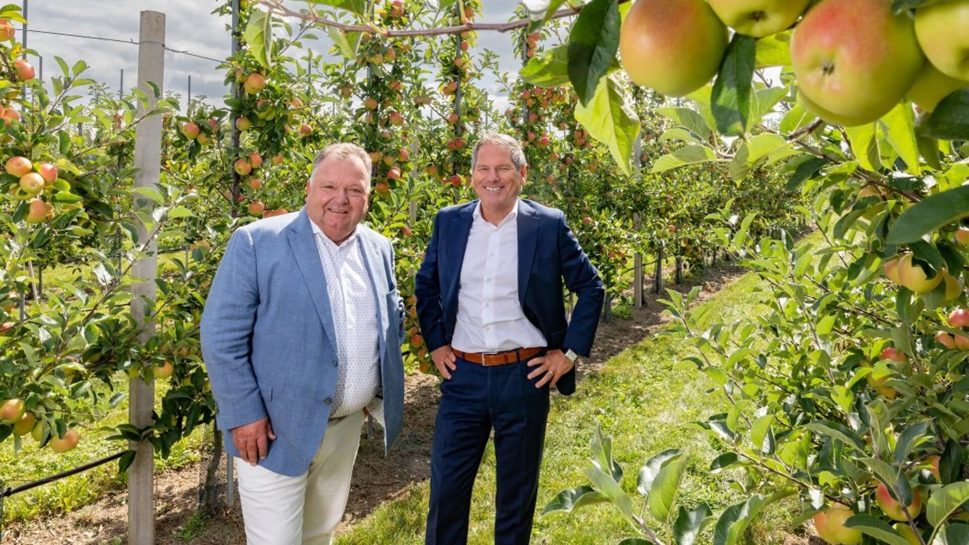 Commercieel manager Retail Hans Sengers (l.) en commercieel en operationeel directeur Adriaan Vis tussen de Kanzi-appels in de proeftuin van FruitMasters in Geldermalsen. (Foto: Guido Benschop)