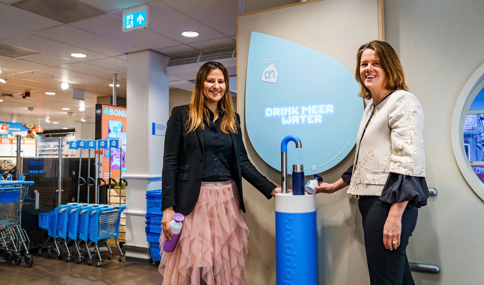 Virginia Yanquilevich, ceo Dopper en Marit van Egmond, ceo Albert Heijn nemen de eerste Dopper Water Tap in gebruik.