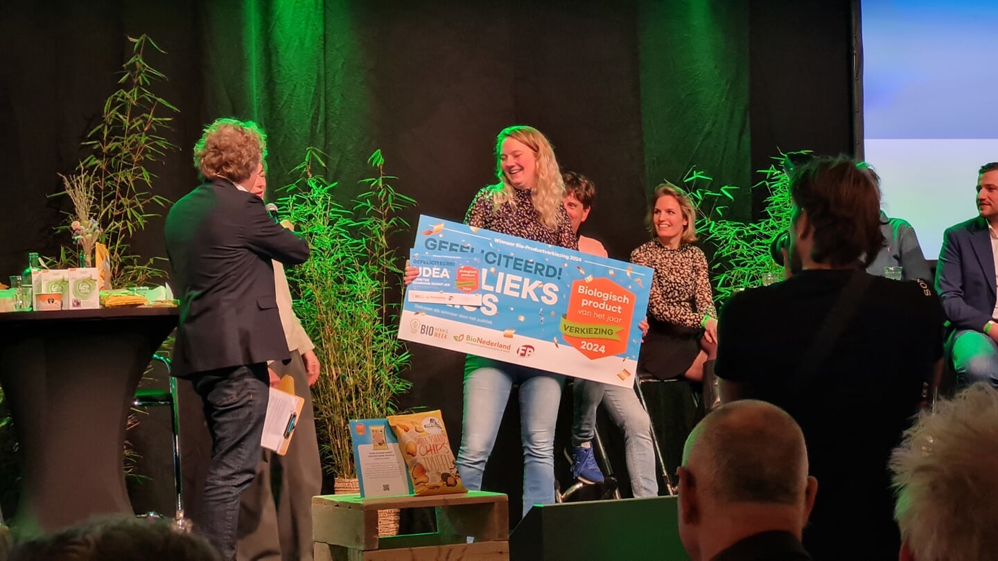 Ellen Nicolaes van Udea neemt hier de pbublieksprijs in ontvangst voor edamameboontjes onder het label Luna e Terra. Het product werd tevens tweede bij de verkiezing Bioproduct van het Jaar.