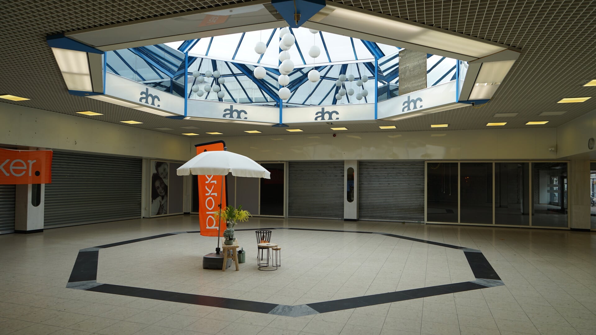 Een winkelcentrum met een voormalig ABC'tje in Veendam. 