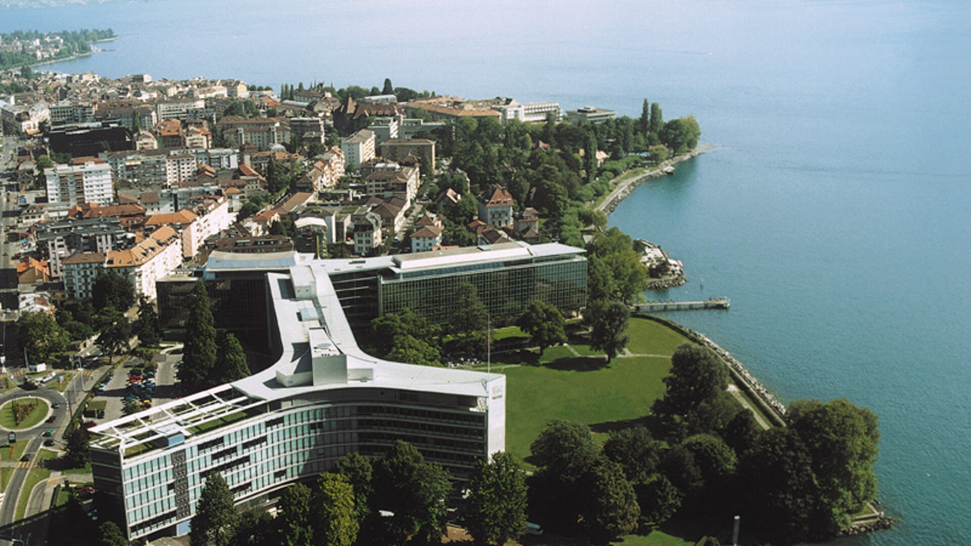 Het hoofdkantoor van Nestlé - het zogeheten 'Palais Nestlé' - in het Zwitserse Vevey nabij Lausanne, aan het meer van Genève.