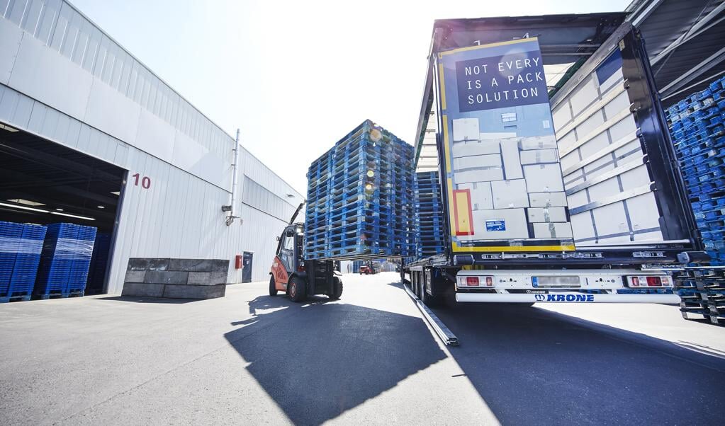 Hier worden de bekende blauwe pallets van CHEP op een servicecentrum geladen op een vrachtwagen voor verzending naar een klant. De pallets maken deel uit van een palletpool volgens een circulair model.
