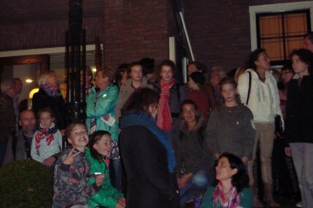 Zo'n honderd man liep maandagavond 27 oktober mee in de protestmars tegen de gemeentelijke bezuinigingen op kunst en cultuur.