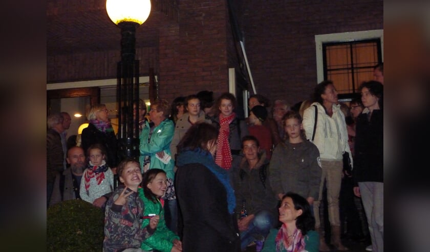 Zo'n honderd man liep maandagavond 27 oktober mee in de protestmars tegen de gemeentelijke bezuinigingen op kunst en cultuur.