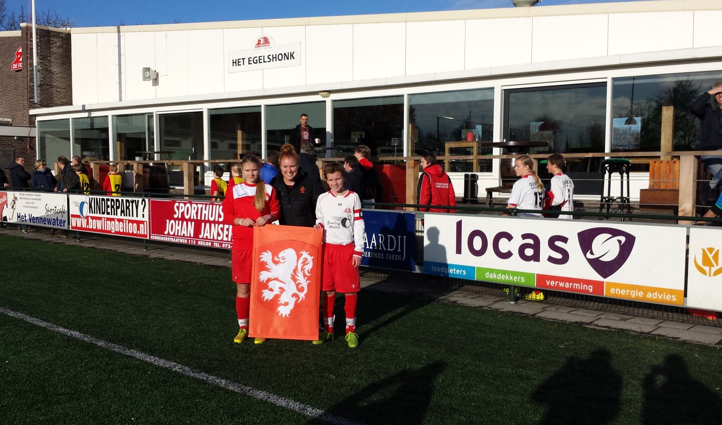 Afgelopen zaterdag namen jeugdspelers Esmé Lindeman en Thijs Smak het jubileumcadeau van de 125-jarige KNVB in ontvangst.