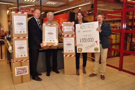 Kees Groenland (Vomar Heiloo), Jan Blekemolen, Floor IJlstra en Kees Scharringa zijn aangenaam verrast over het success van de waardepuntenactie.