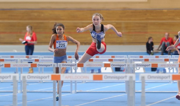 Trias atlete Nienke Madderom sprint bij de 60 meter horden naar de Nederlandse titel.