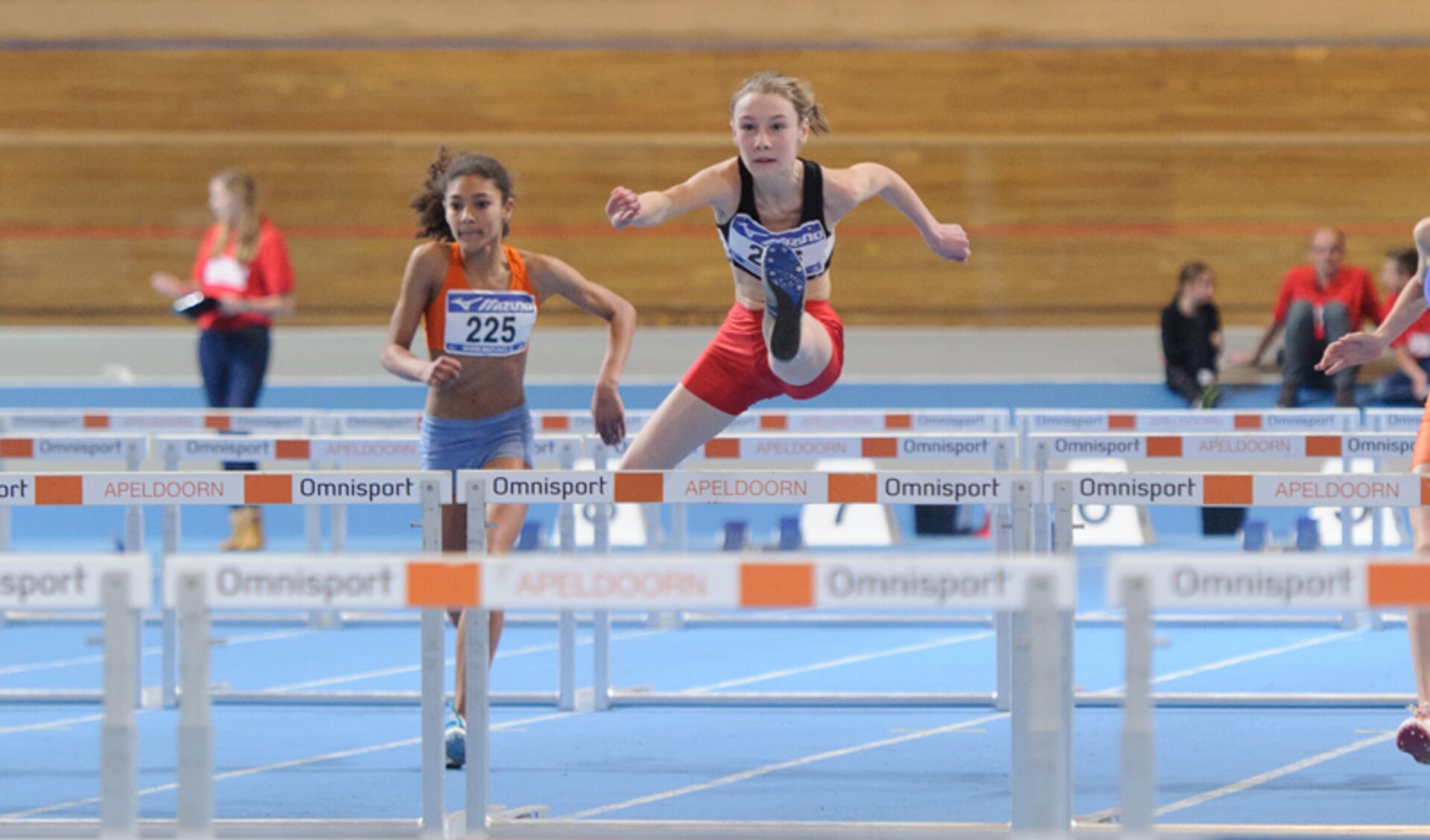 Trias atlete Nienke Madderom sprint bij de 60 meter horden naar de Nederlandse titel.