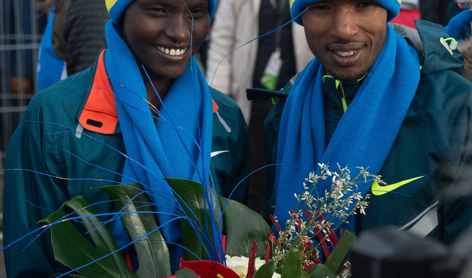 De blije winnaars van de Egmond Halve Marathon: Purity Cherotich en de onbekende Ethiopiër Azmeraw Mengist.
