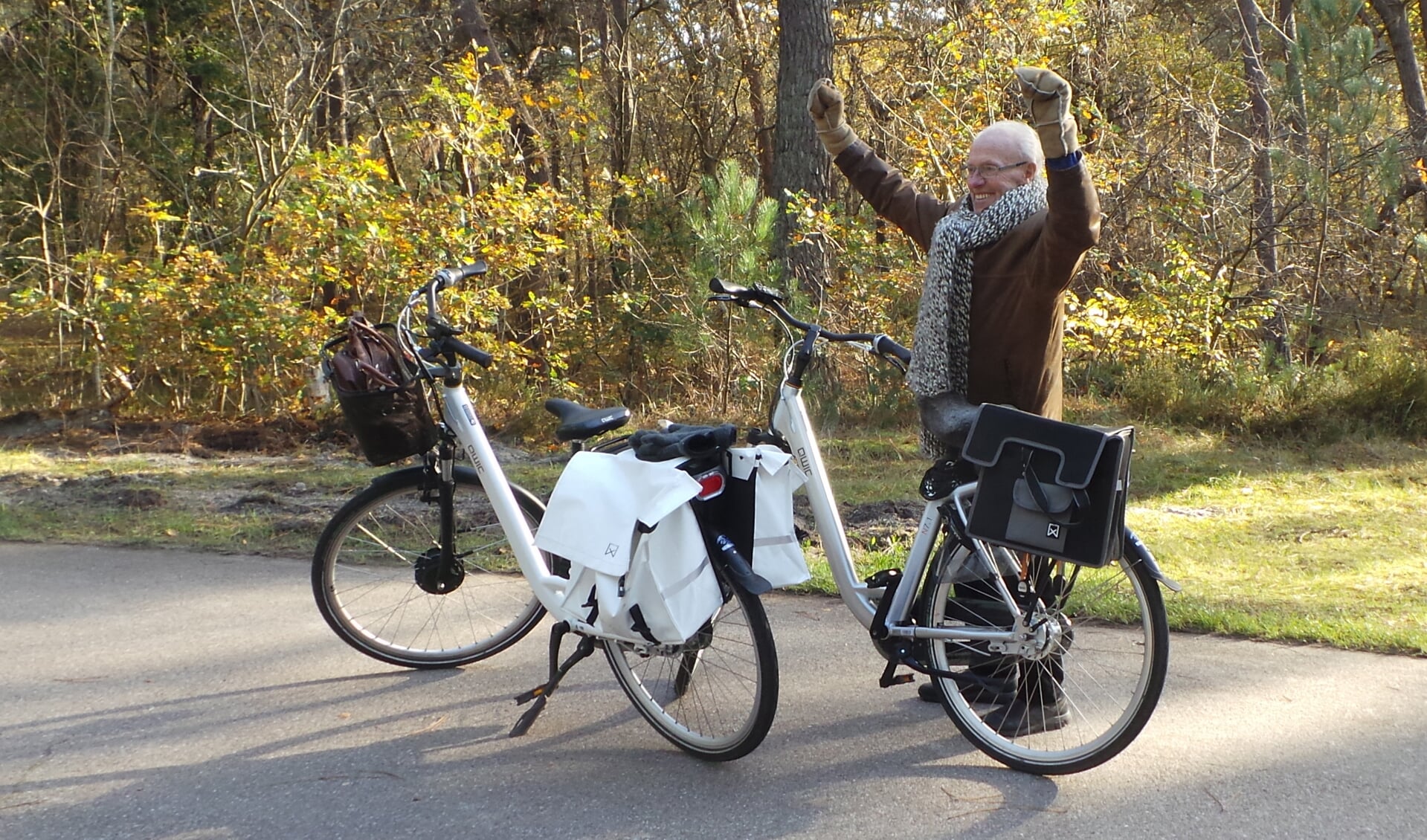 Bij de 5000 gefietste kilometers werd even stilgestaan door Wim Valkenburg en zijn fietsmaatje Truus Klaase.