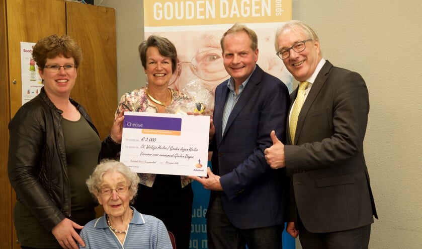 Op de foto vlnr: Miranda Rozemeijer, mevrouw Veenis (zij dient regelmatig wensen in), Marian van Dam, Ko Hamminga en Hans Romeyn (voorzitter van het lokale Comité van Aanbeveling van Gouden Dagen Heiloo)