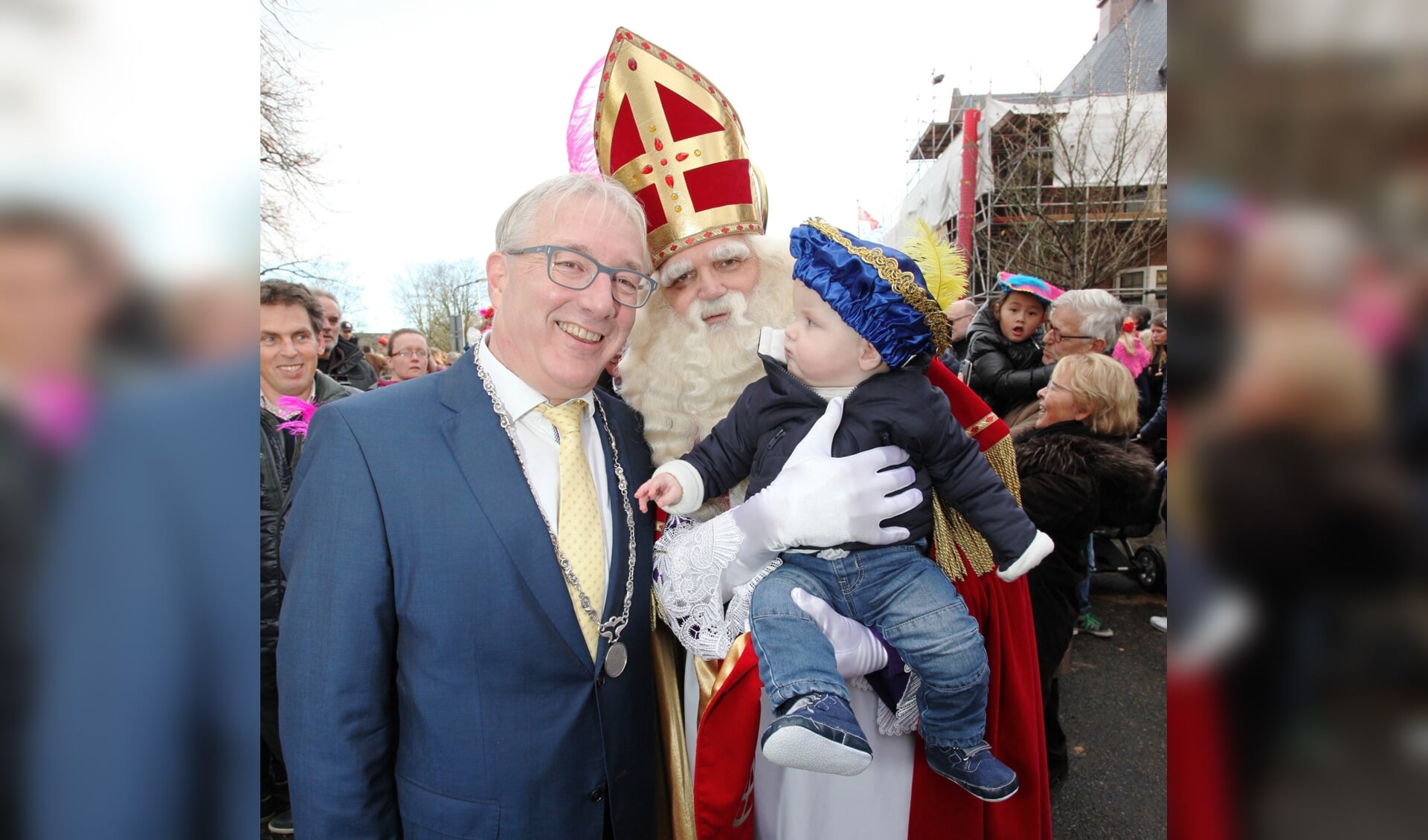 Sinterklaas en burgemeester Romeyn zijn grote kindervrienden. Hier poseren ze met de kleinzoon van de burgemeester.