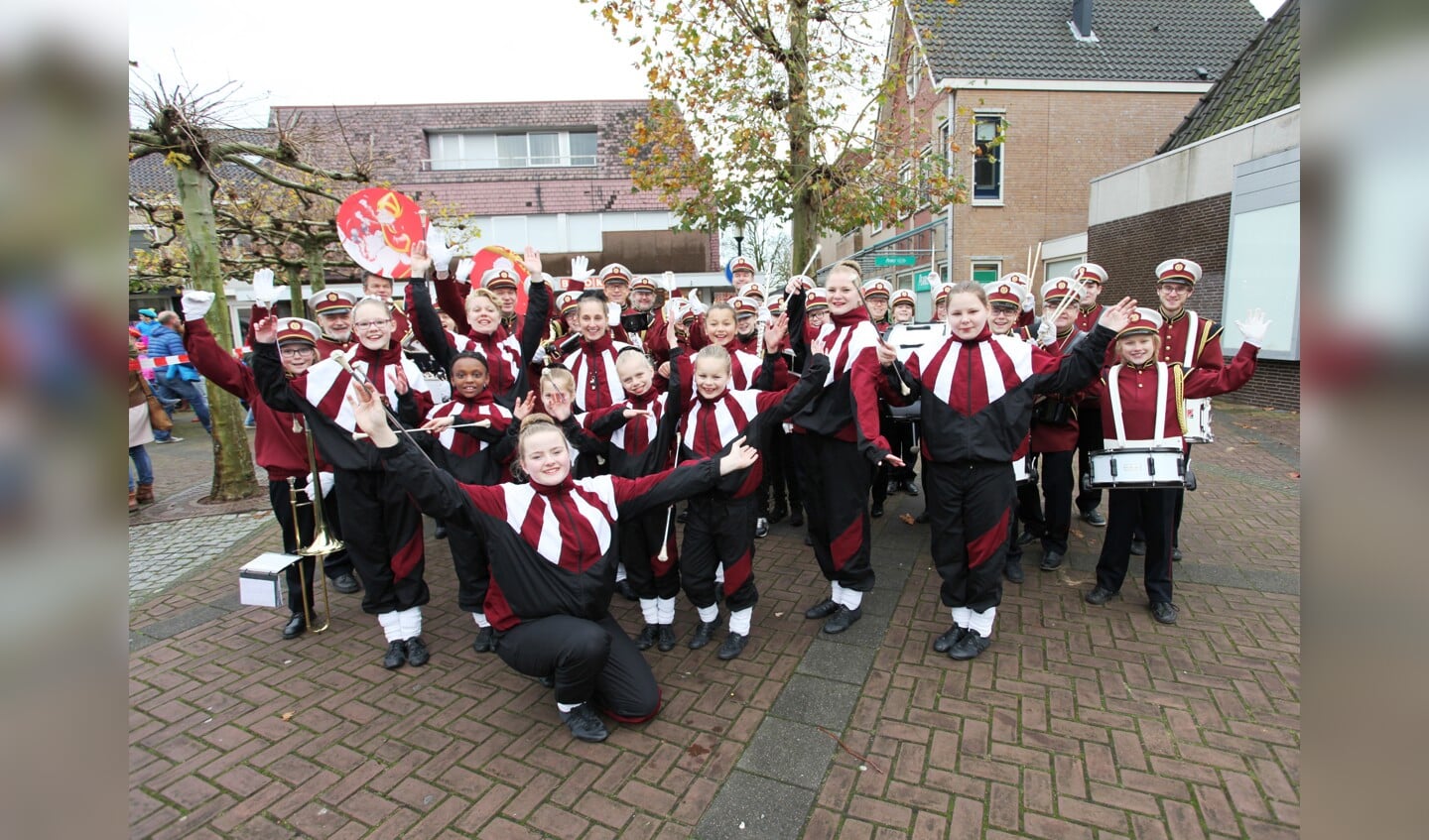 Fanfare Showband Heiloo leidde de optocht door het dorp.