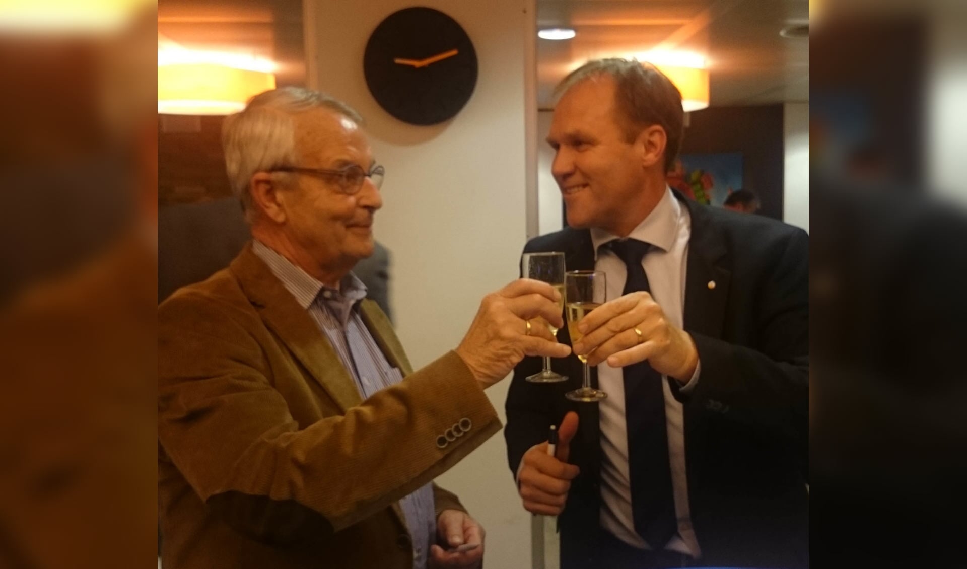 Terriërs voorzitter Wytze van der Meer en Rabo manager Theo Groot proosten op de nieuwe sponsorverbintenis!
