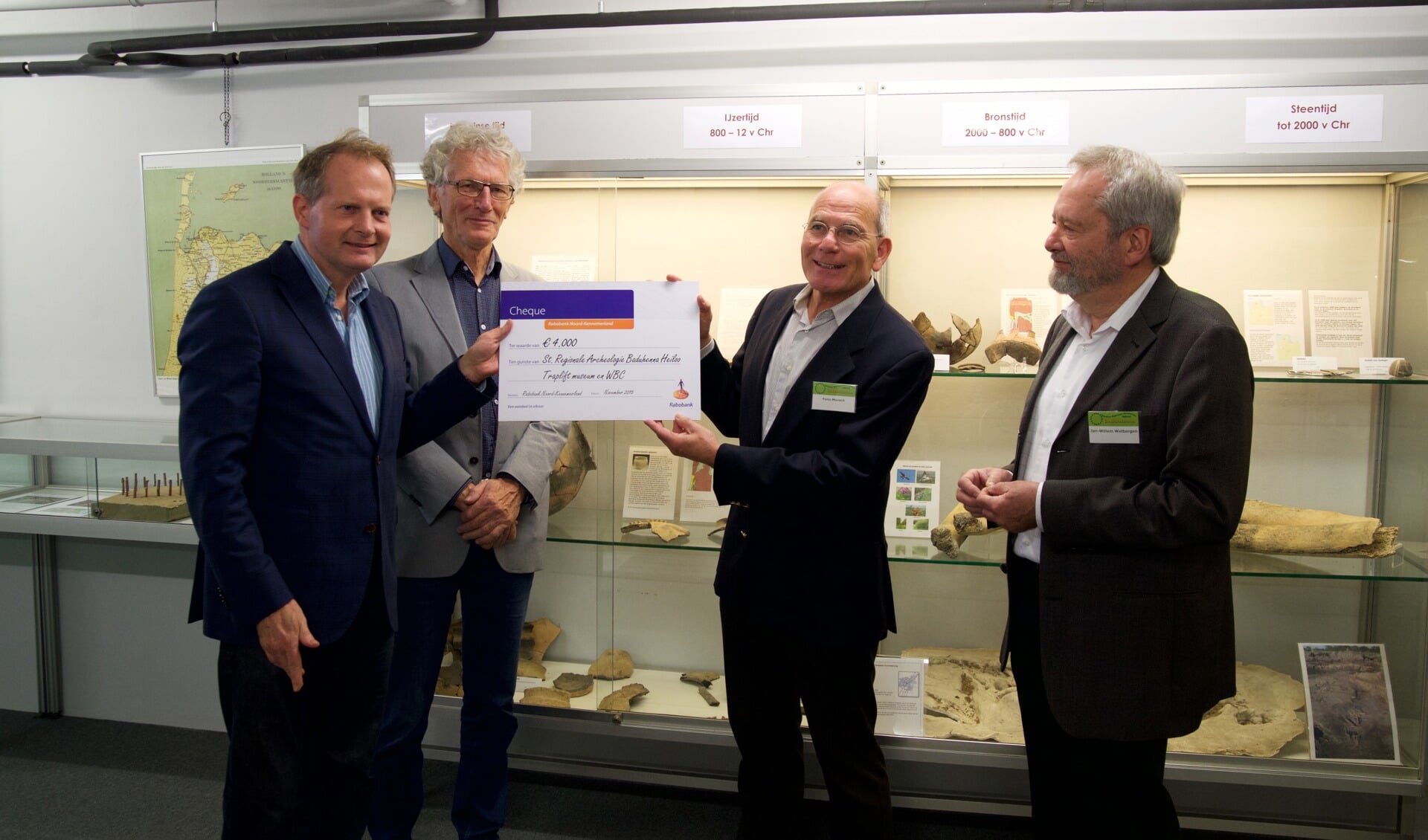 Op de foto vlnr: Ko Hemminga (Rabobank, Lou Sinke, Fons Morsch en Jan-Willem Welbergen (allen van het museum)