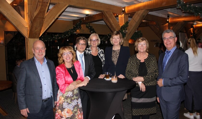 Wethouders Wmo tekenen namens de Regio Alkmaar de inkoopcontracten Wmo 2016. V.l.n.r. J. Mesu (Bergen), A. van de Ven (Alkmaar), A.A. Tromp (Uitgeest), E. Beens (Heiloo), M. Stam (Heerhugowaard), A. Pelzer (Castricum), B. Fintelman (Langedijk).