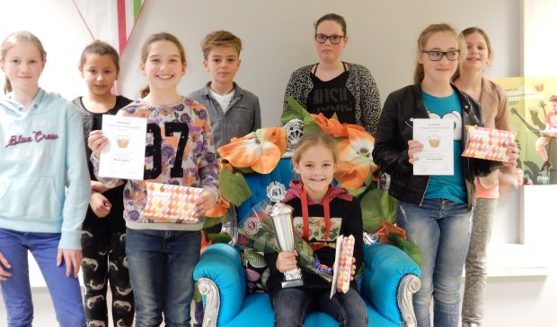 Dewi Dijkstra wint voorleeswedstrijd Heiloo
