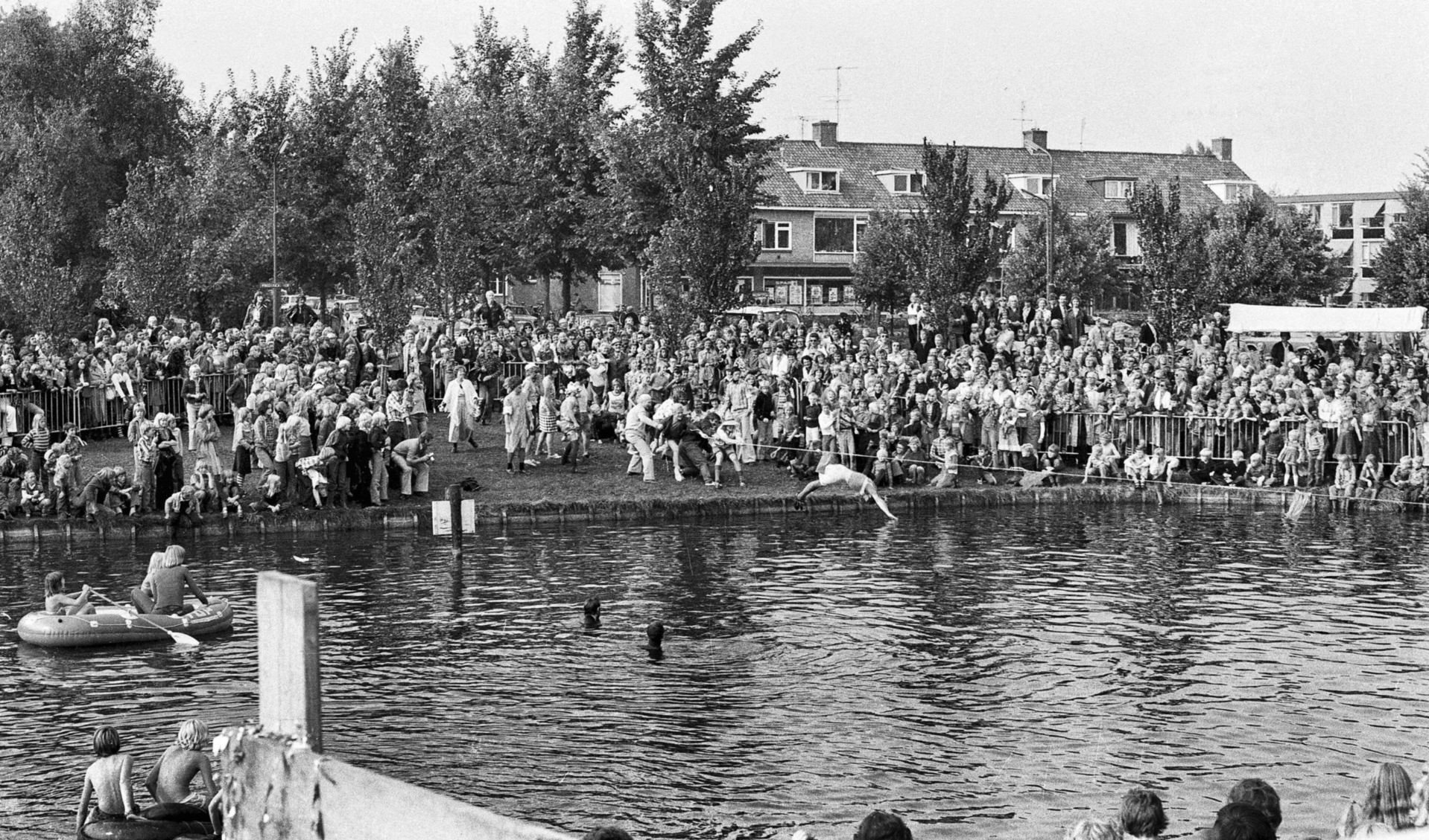 Waterfestijn in Plan Oost, 1977