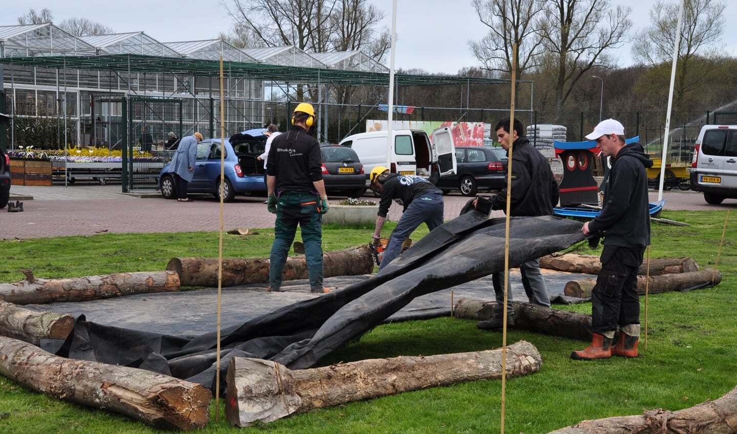 Voor Kwekerij de Buitenkans, werken Clusius leerlingen aan de uitvoering van een ontwerp voor een tijdelijk bloemenproject in het kader van de Limmer Bloemendagen.