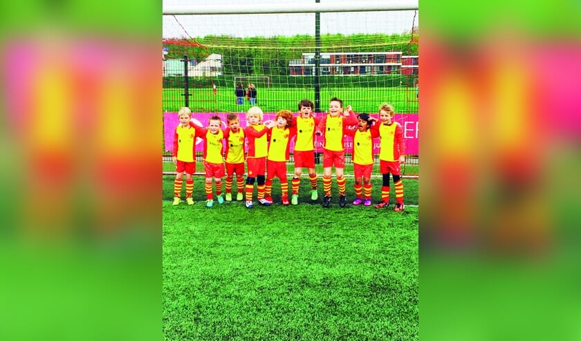 Minipupillen HSV worden in hun eerste voetbaljaar al kampioen.