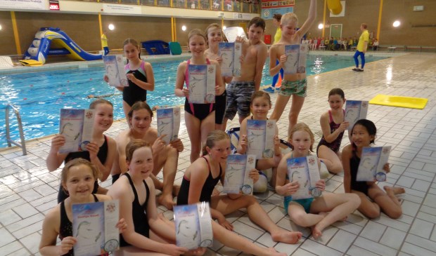 De trotse geslaagden showen hun diploma in Zwembad Loos.