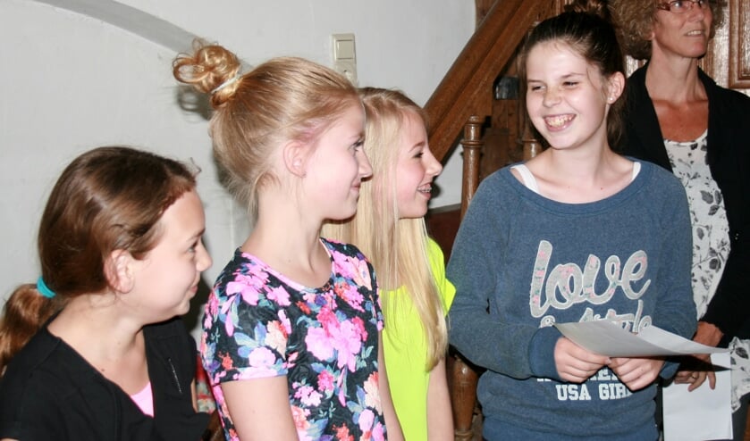 De dames van basisschool Elckerlyc die de eerste en tweede prijs wonnen.
