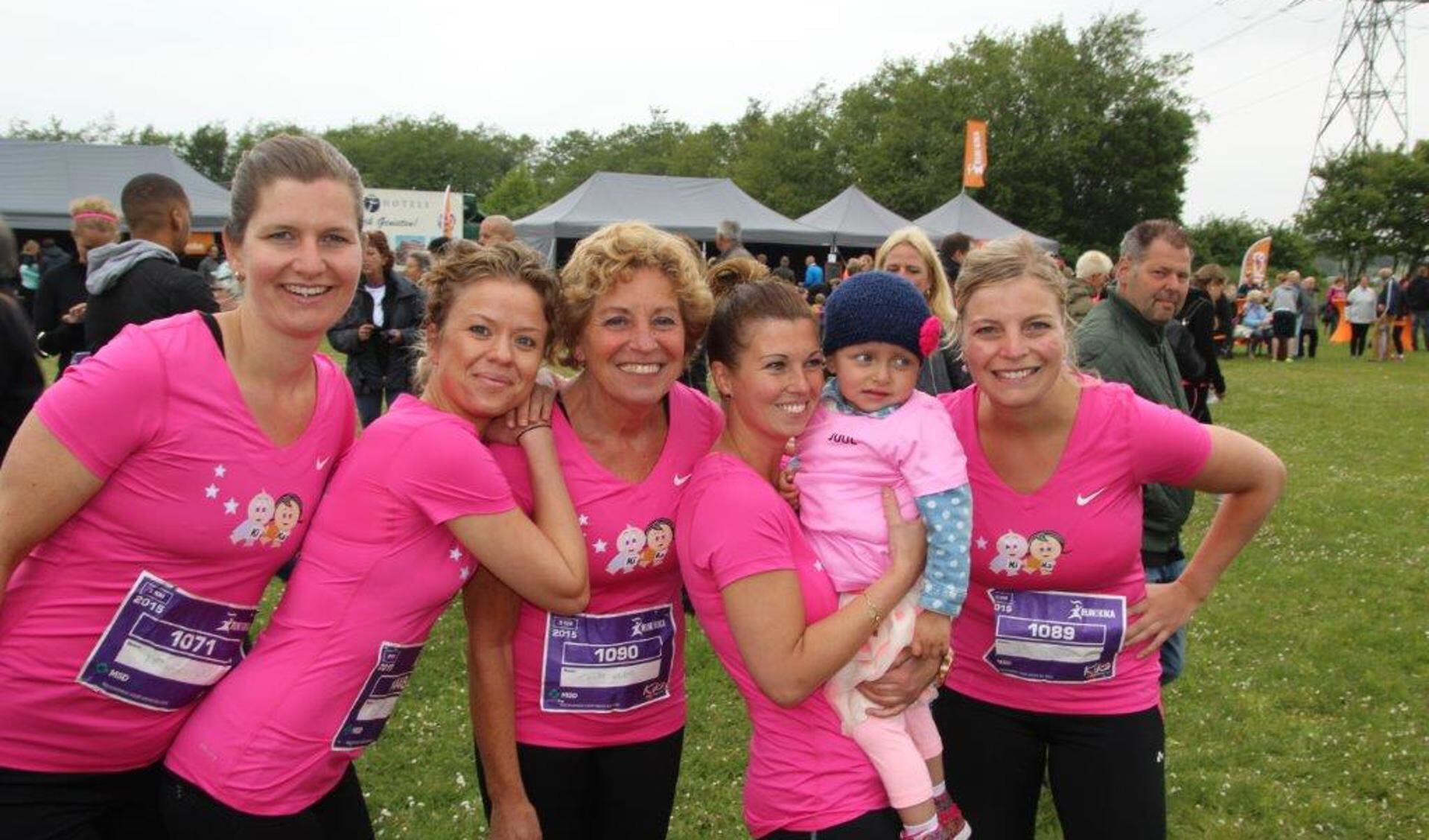 V.l.n.r: Manon Waij, Sanne Stokman, Trudy Hectors, Wendy Bonne, Juul en Sharon Admiraal  (niet op de foto Ellen van den Heerik).