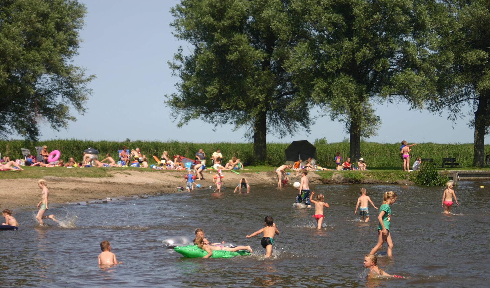 Het Alkmaarder- en Uitgeestermeer is klaar voor het zwemseizoen.