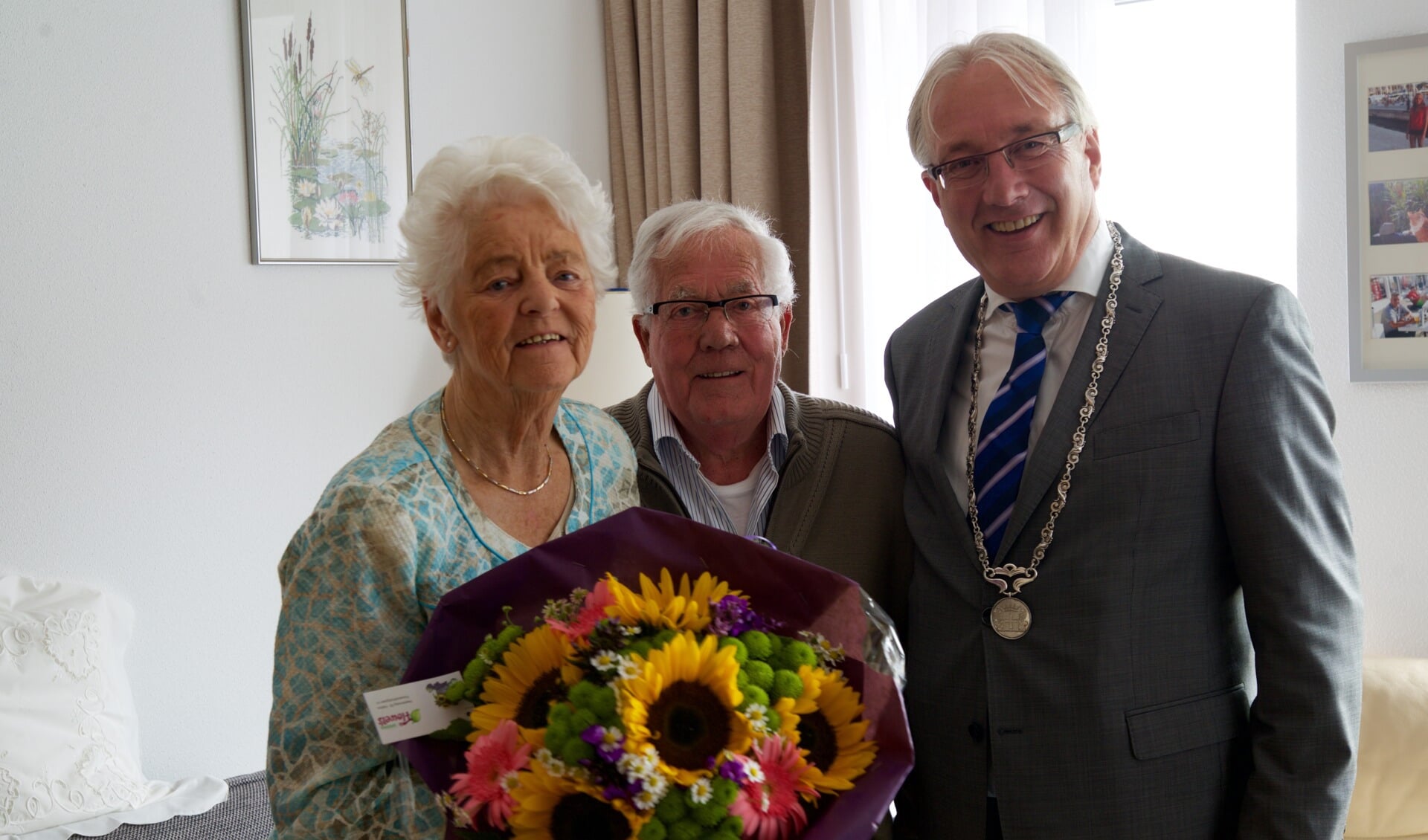 Het echtpaar Oldeburg samen met burgemeester Hans Romeyn