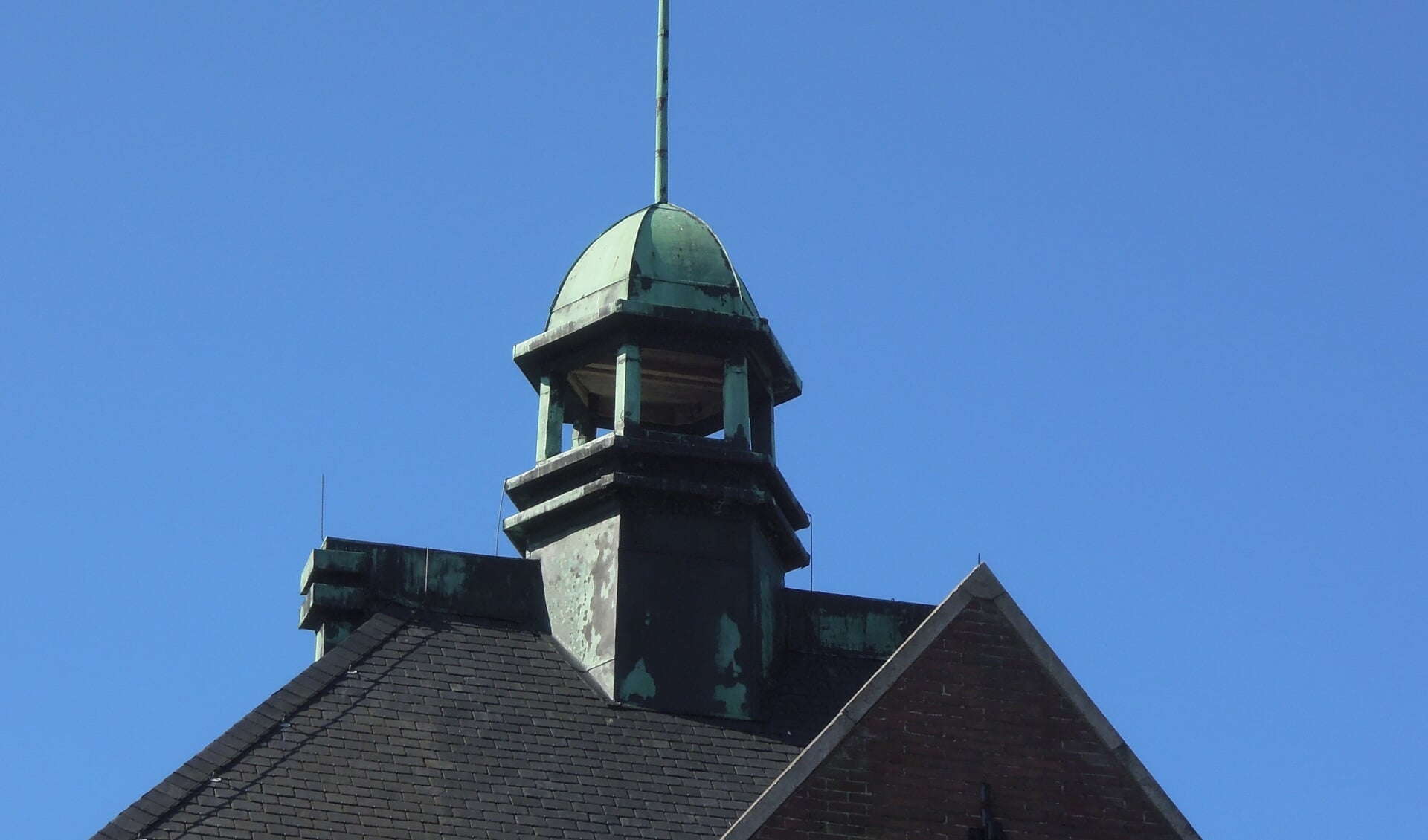 Het klokkenstoeltje op het dak van het oude deel van het gemeentehuis.