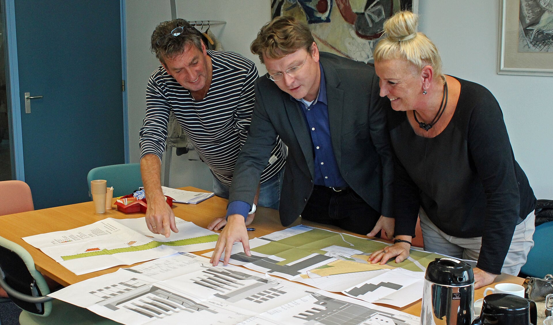 V.l.n.r. : Sjef Kenniphaas, Rob Zeeman (wethouder gemeente Bergen) en Rita Koppedraaijer. Bespreking in oktober over de nieuwbouw.

