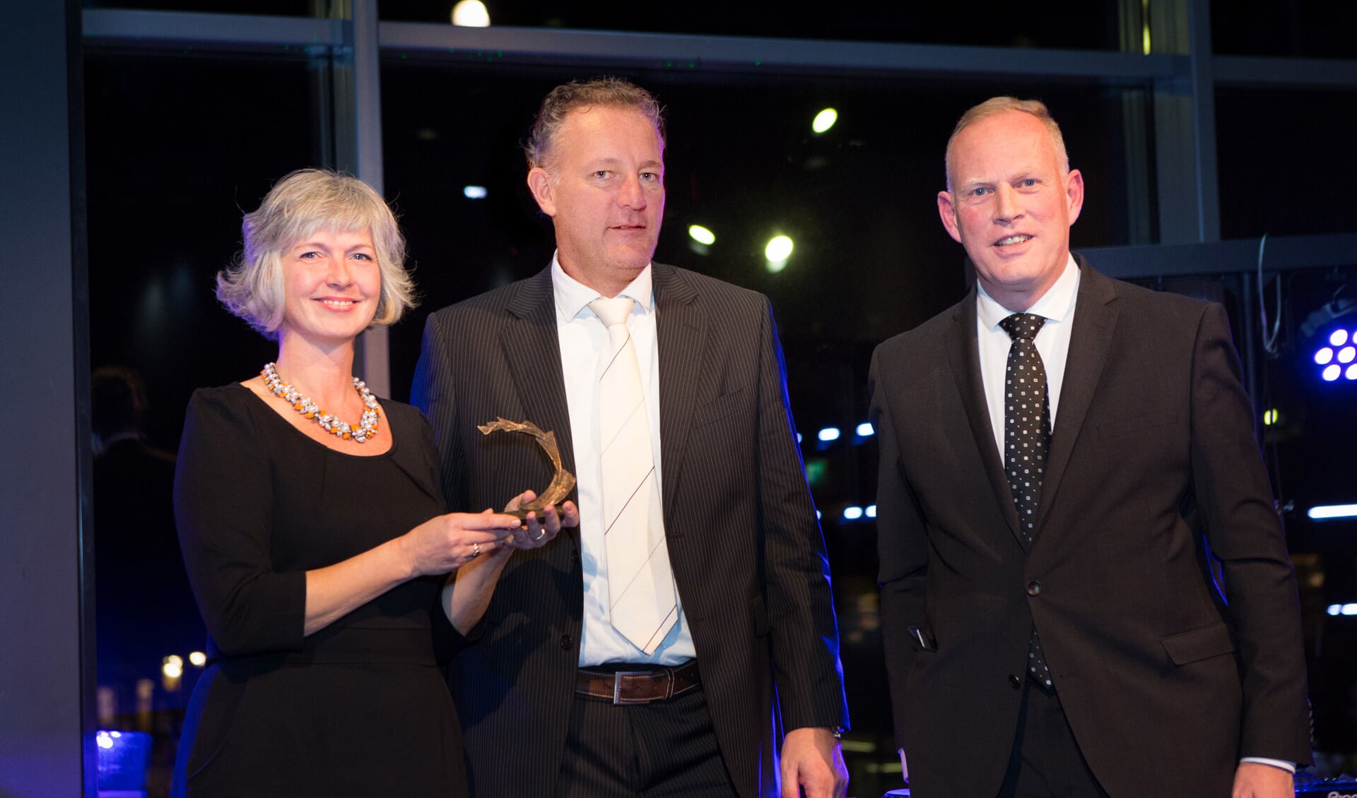 Jessica Groentjes (links) en Marc Valkering (midden) namen de Bronzen Waaier in ontvangst van burgemeester Han ter Heegde.