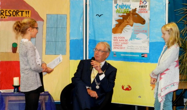 Hannah en Sophie van De Duif interviewen de burgemeester