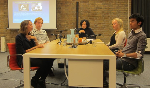 Deelnemers en gespreksleider vlnr: Elisabeth, Nick, Cassandra Bertels (gespreksleider, psycholoog Shiftcoaching), Wietske, Earth