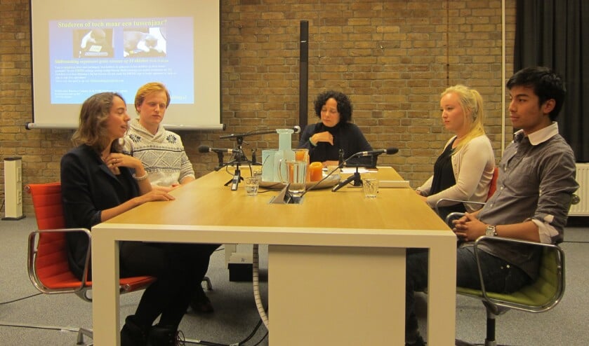 Deelnemers en gespreksleider vlnr: Elisabeth, Nick, Cassandra Bertels (gespreksleider, psycholoog Shiftcoaching), Wietske, Earth