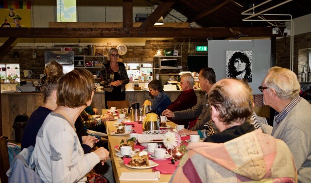 Wethouder Elly Beens bedankt vrijwilligers tijdens workshop fotografie.
Foto: Stip Fotografie.