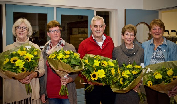 V.l.n.r.: Marijke Spronk, Irene ten Bosch, Han Wolven, Thea Wolven, Rietje van Walree. Niet op de foto wegens ziekte Gre Tiggers
Foto: Stip Fotografie