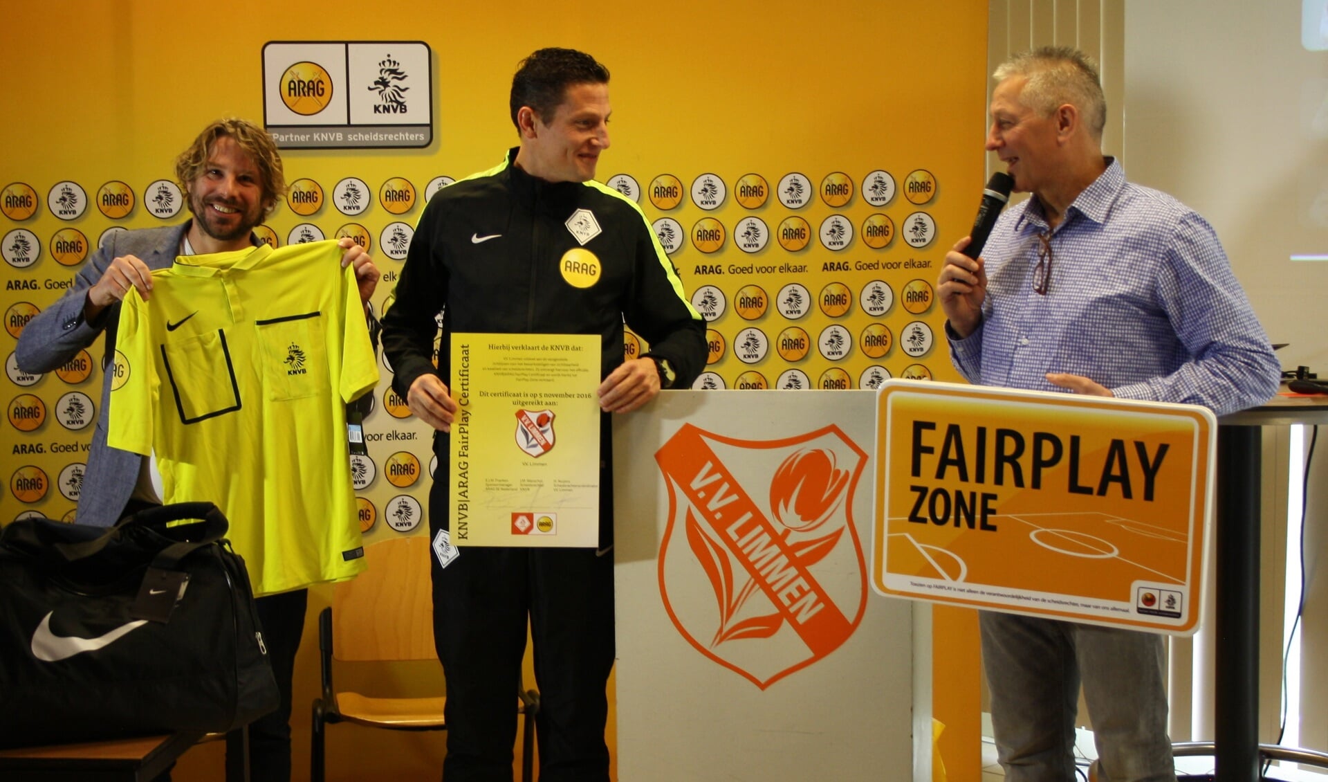 Van links naar rechts: Evert Franken ( ARAG) Jeroen Manschot (scheidsrechter eredivisie) Henk Nuijens (VV Limmen)