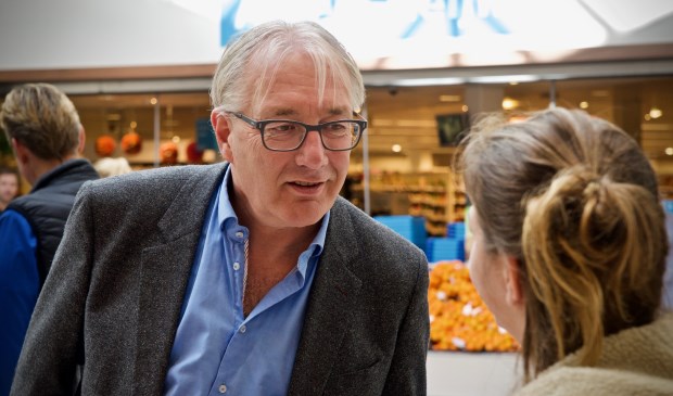 Betrokken burgemeester Romeyn praat met winkelend publiek.
Foto: Stip Fotografie